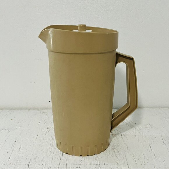 Vintage Tupperware 2 Qt Pitcher Harvest Tan Brown w/ White Push Button Lid - Picture 1 of 10